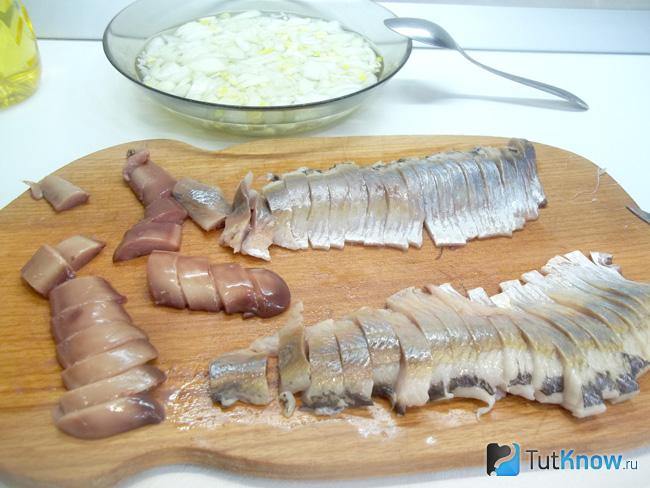 Филе селедки нарезано дольками