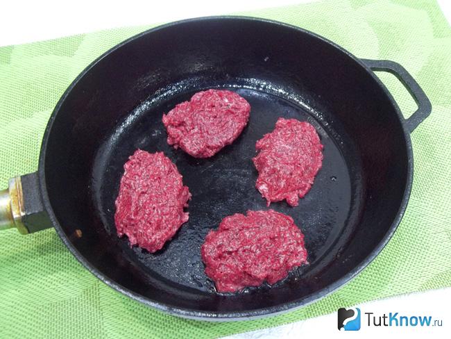 Овощные котлеты из свеклы жарятся на сковороде