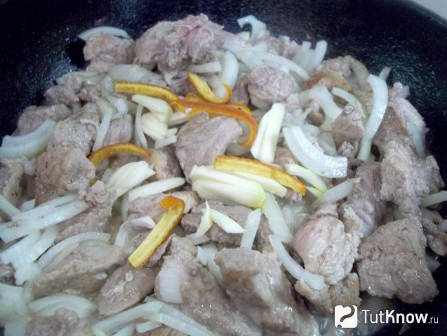 К мясу с луком добавлен нарезанный соломкой чеснок и апельсиновая цедра
