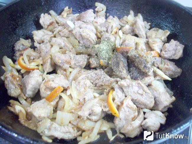 Продукты приправлены солью, перцем и пряностями