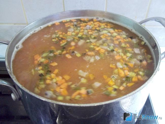 Готовый томатный суп с цыпленком и свиным сердцем