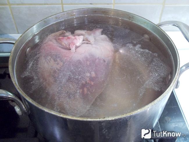 Свиное сердце вымыто, залито водой и отправлено вариться на плиту вариться