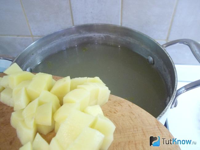 В бульон добавлен картофель нарезанный кубиками