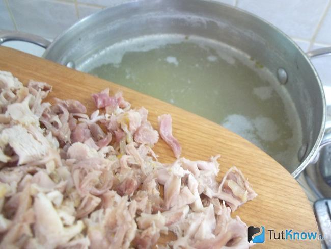 С цыпленка отделено мясо от кости и отправлено в кастрюлю с бульоном