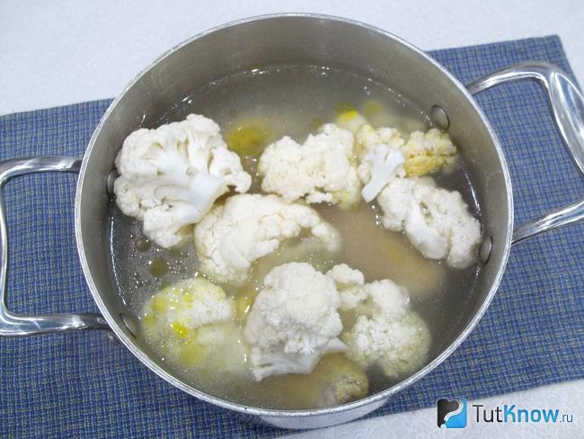 В куриный бульон добавлены соцветия цветной капусты