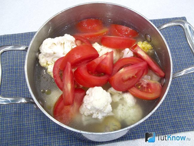 В куриный бульон добавлены нарезанные дольками помидоры