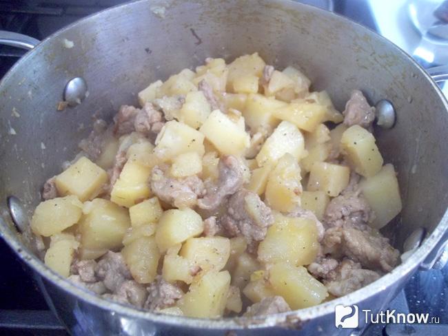 Готовый тушеный картофель с мясом