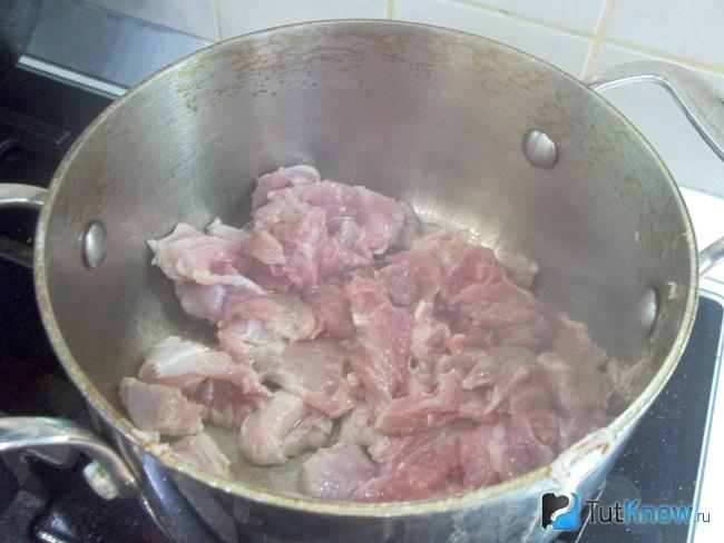 В горячее масло добавлено мясо нарезанное кусочками