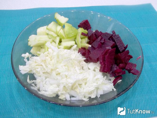 Свекла, яблоки и капуста сложены в миску