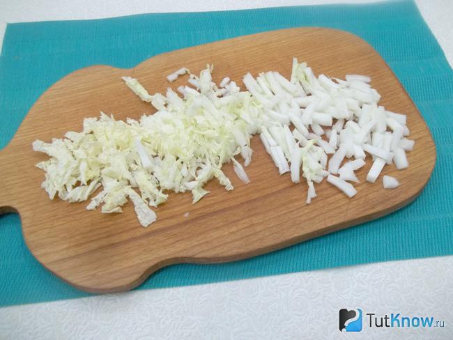 Листья капусты нарезаны тонкой соломкой