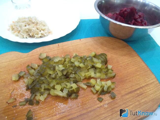 Соленые огурцы нарезаны кубиками