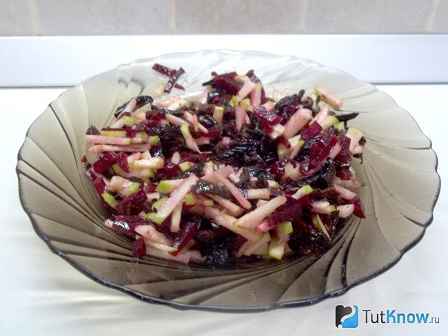 Готовый свекольный салат с черносливом и яблоками