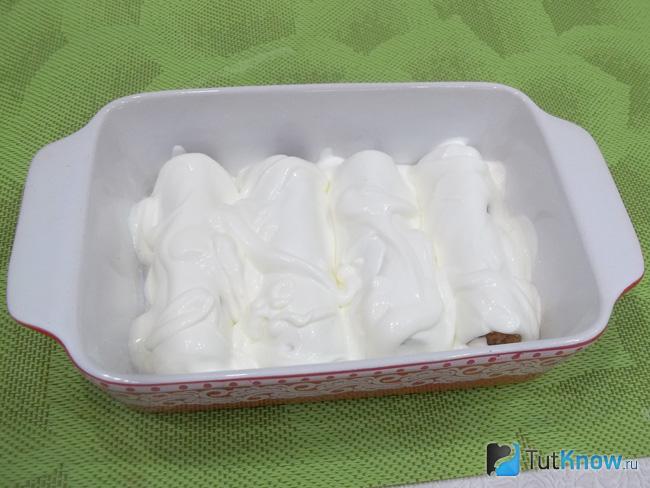 Фаршированные каннеллони залиты сметаной