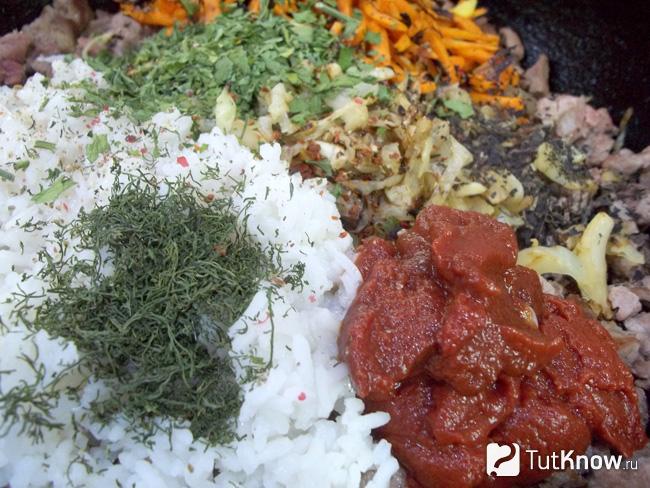 К продуктам добавлена томатная паста, соль, перец и специи