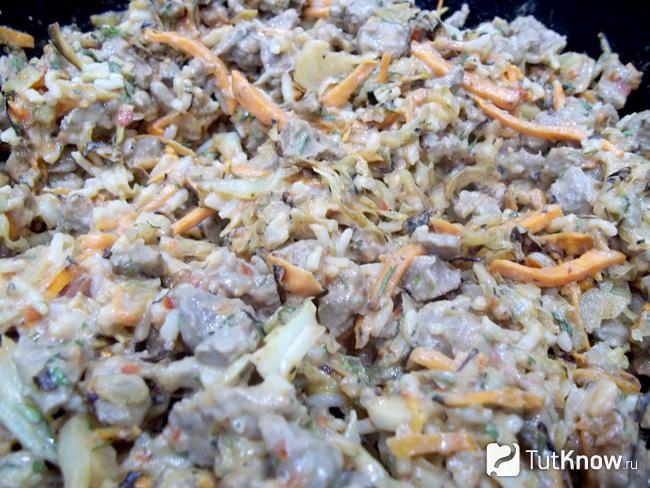 Овощное рагу с мясом и рисом тушится под закрытой крышкой