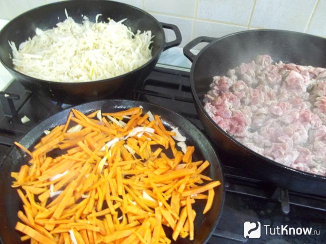 Капуста, морковь и мясо жарятся в разных сковородках на растительном масле