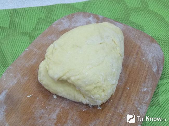 Тесто замешано, раскатано тонким пластом и свернуто пополам