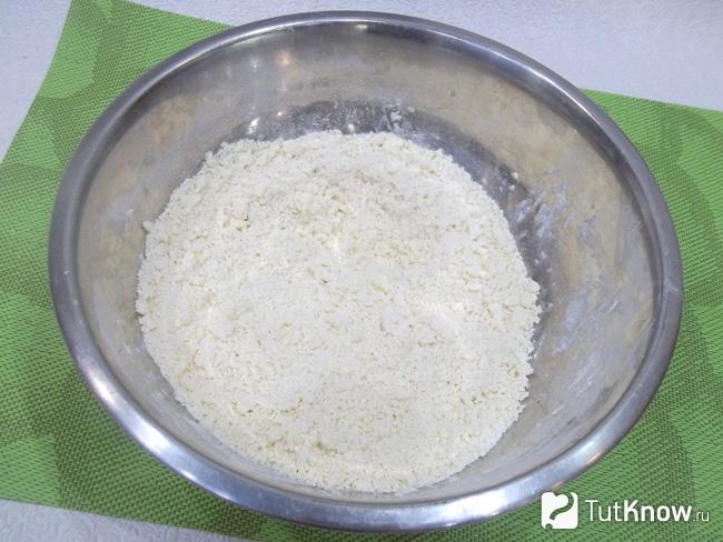 Мука с маслом превращена в мелкую крошку