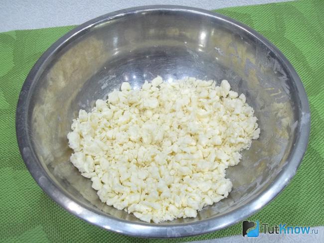 Масло с мукой превращено в мелкую крошку