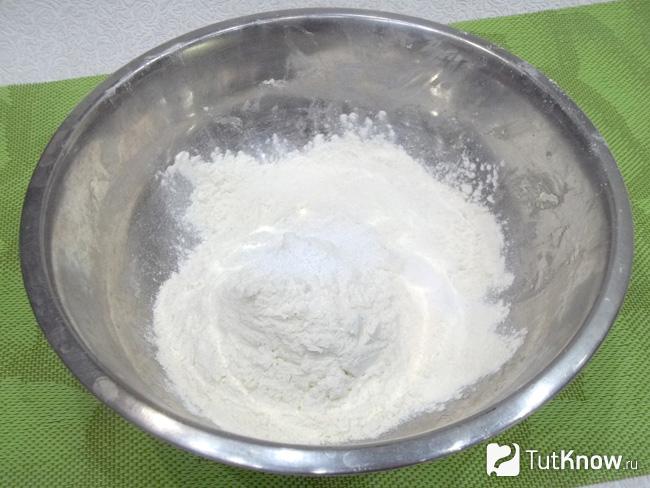 Оставшаяся мука просеяна через мелкое сито