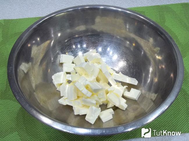 Сливочное масло нарезано кубиками среднего размера