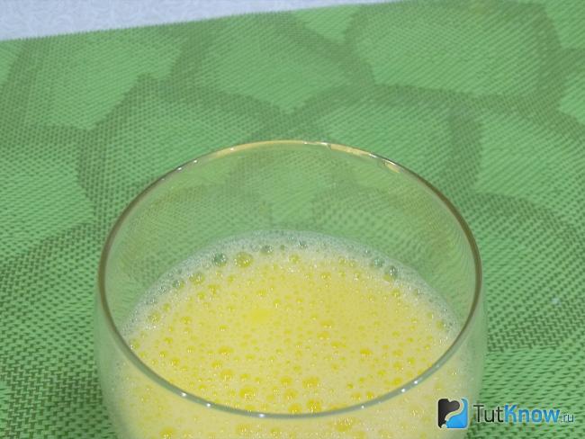 Вода соединена с яйцом, солью и лимонной кислотой