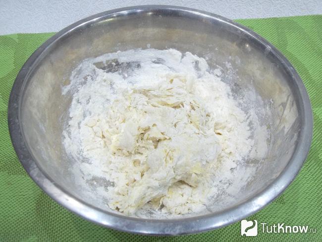 Пресное слоеное тесто замешивается руками