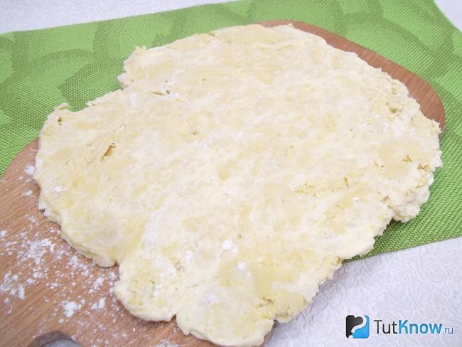 Пресное слоеное тесто раскатано в тонкий пласт
