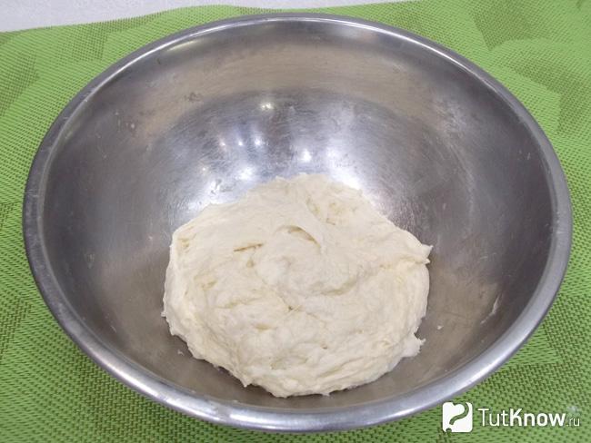 К продуктам добавлена мука и замешано эластичное тугое тесто