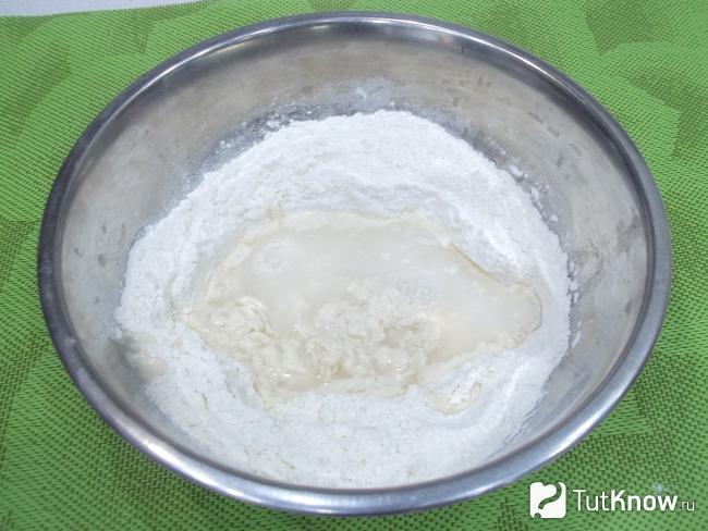В миску с мукой налита теплая вода
