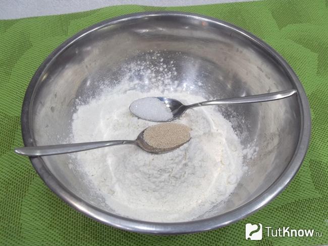 Мука просеяна и соединена с сахаром и дрожжами