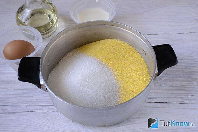 Сахар и кукурузная мука в миске