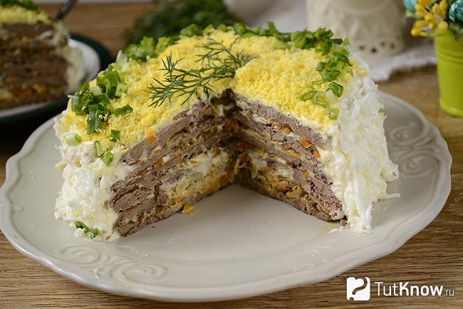 Печеночный торт с начинкой из морковки и лука готов к употреблению