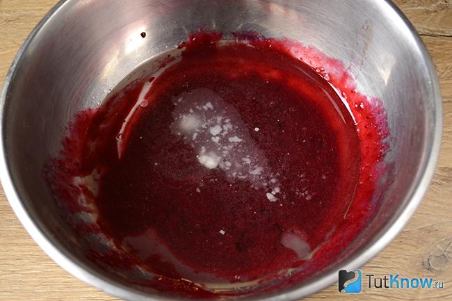 Миска с клубничным вареньем