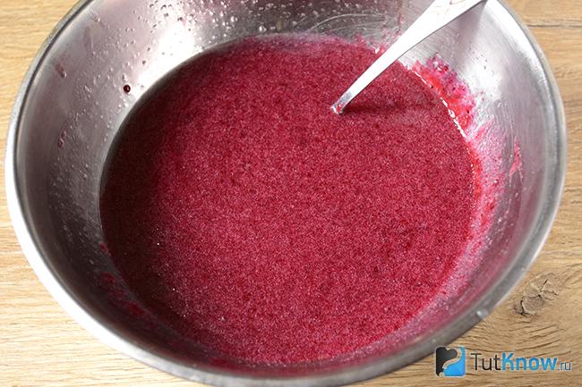 Перемешанная масса из клубничного варенья, воды и соды