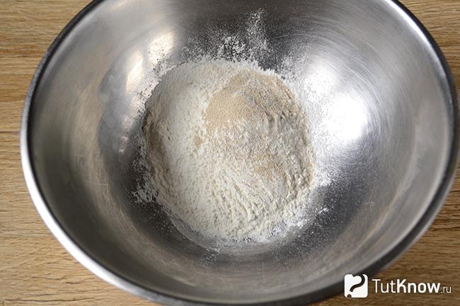 Мука смешана с сахаром, дрожжами и солью