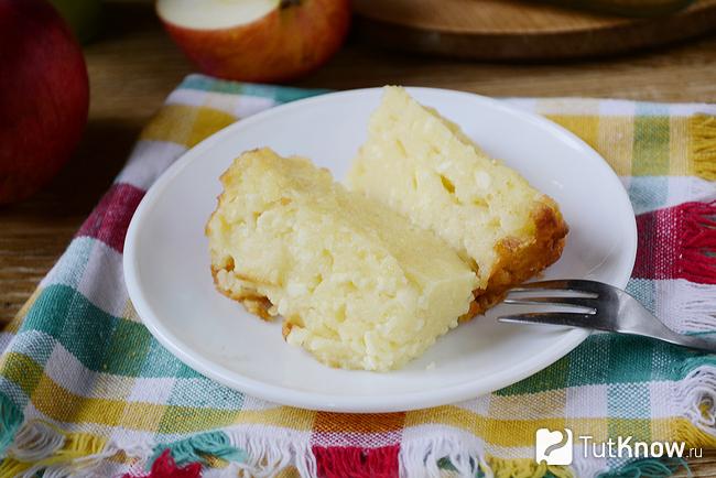 Порция из двух кусочков творожной запеканки с яблоками и манкой