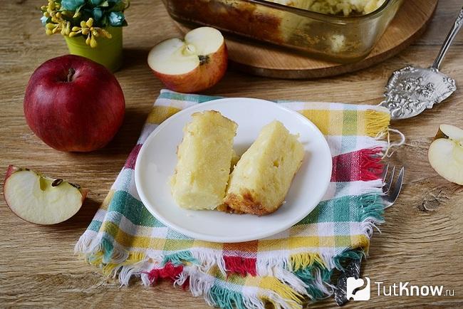 Творожная запеканка с яблоками и манкой подана к столу