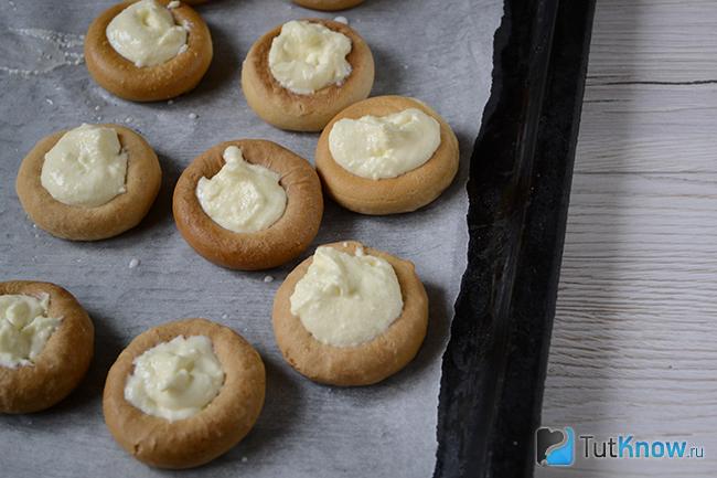 Сушки заполнены смесью для ватрушек