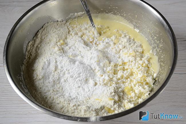 Творог и мука добавлены в миску с маслом и яйцами