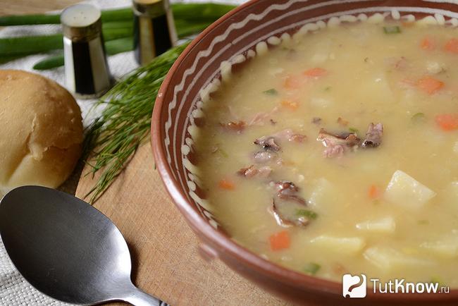Гороховый суп с копченными ребрышками готов