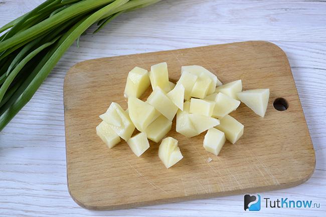 Картофель, нарезанный кубиками