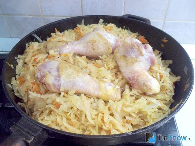 Куриные голени добавлены к тушеной капусте