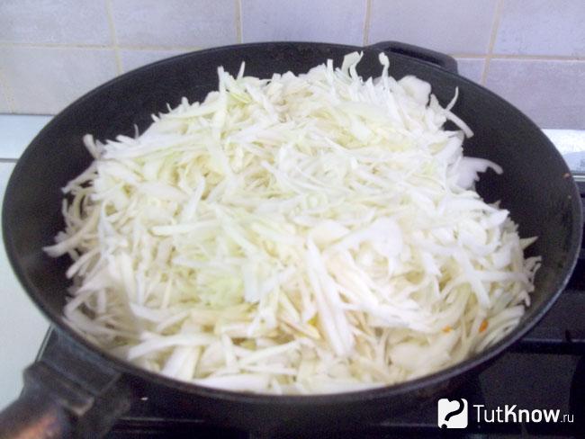 Капуста нашинкована и жарится в сковороде