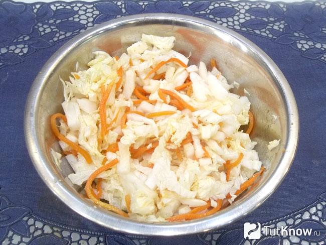 Готовый салат из пекинской капусты, корейской моркови и сыра
