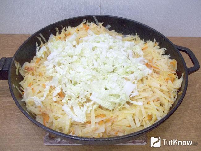 Пекинская капуста нашинкована и добавлена в сковороду ко всем продуктам