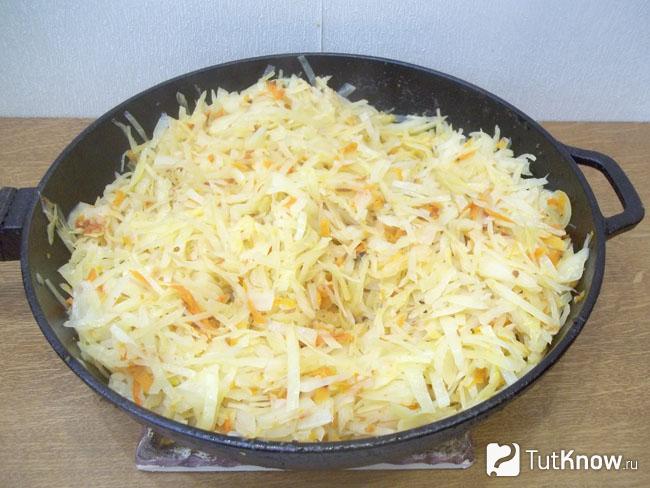 Капуста с морковью тушатся