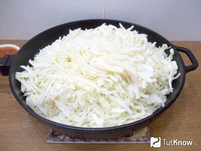 Белокочанная капуста нашинкована соломкой и отправлена в сковороду к моркови