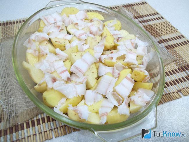 К картофелю добавлены кусочки сала