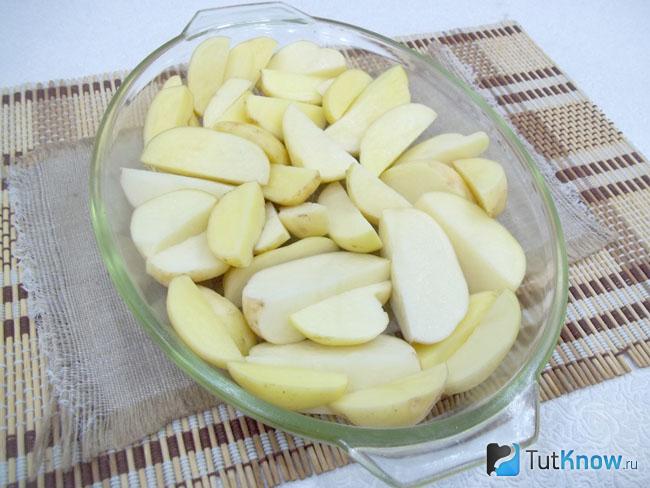 В форму для запекания выложен картофель